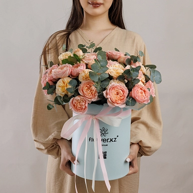 Композиция из кустовых пионовидных роз с зеленью "Шарлотта" - фото 2