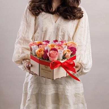 Композиция из 25 микс роз в коробке сердце - фото 2
