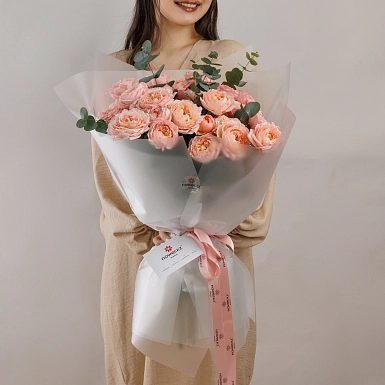 Букет из 11 кустовых пионовидных роз Julietta с зеленью - фото 3