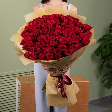 Букет из 101 красной розы 80 см в оформлении - фото 1