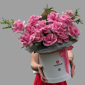 Илюстрация к Композиция из 13 розовых голландских роз с зеленью Композиция из 13 розовых голландских роз с зеленью