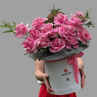 Композиция из 13 розовых голландских роз с зеленью - фото 1