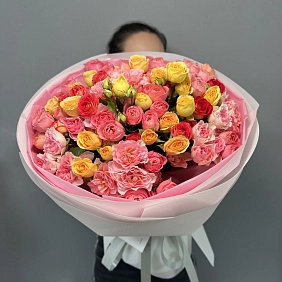 Букет из 25 микс кустовых роз "Тянь-Шань"