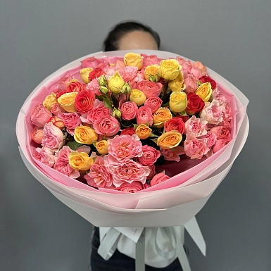 Букет из 25 микс кустовых роз "Тянь-Шань" - фото 1
