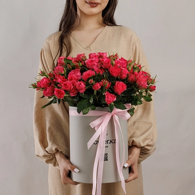 Композиция из 15 кустовых роз "Sofi" в коробке - фото 3