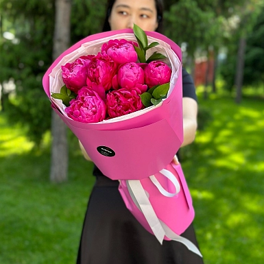 Букет из 7 местных малиновых пионов с зеленью - фото 2