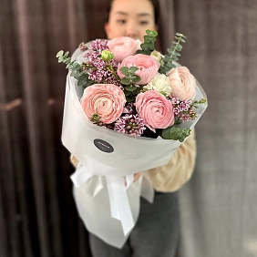 Букет из ранункулюсов и сирени "Нежный шик"