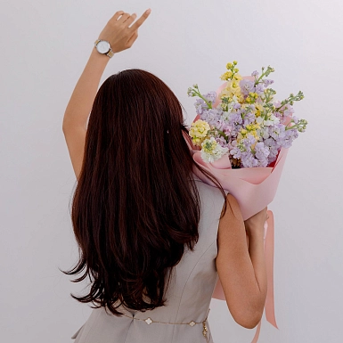 Букет из 15 микс маттиол в оформлении - фото 1