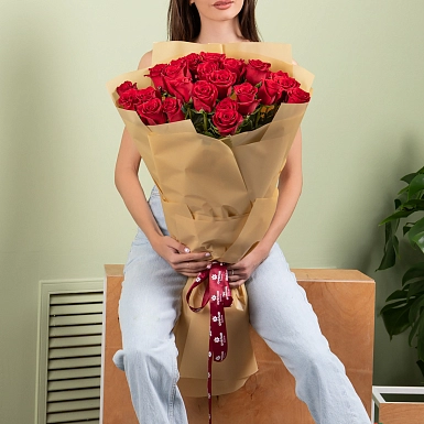 Букет из 25 красных роз 80 см в оформлении - фото 1