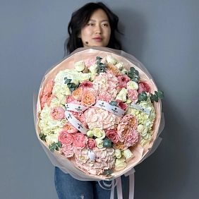 Букет из гортензий и кустовых пионовидных роз "Эдель" фото