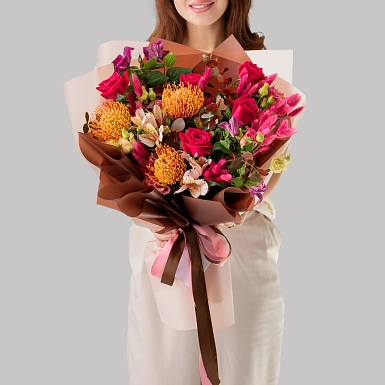 Букет с люкосперумом и розами "Мгновение" - фото 1