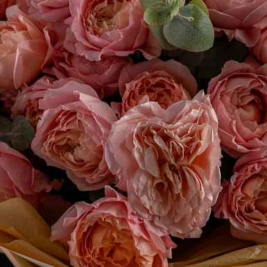 Букет из 11 кустовых пионовидных роз в оформлении "Julietta" - фото 4