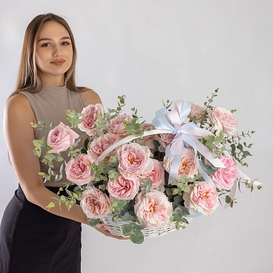 Композиция в корзине из пионовидных роз "Аромат садовых роз" - фото 2