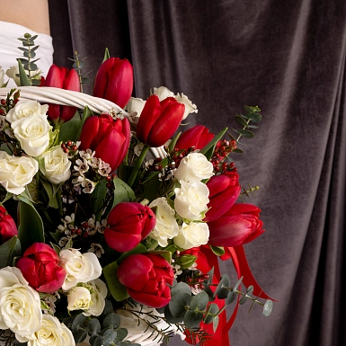 Корзинка из тюльпанов и кустовых роз "Возлюбленной" - фото 5