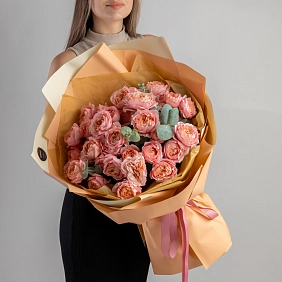 Букет из 11 кустовых пионовидных роз в оформлении "Julietta"