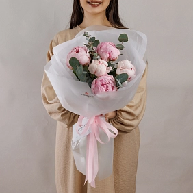 Букет из 5 розовых пионов с зеленью