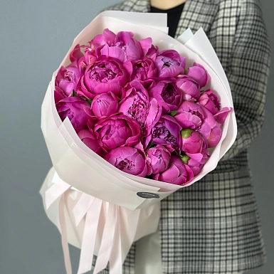 25 малиновых местных пионов "Лариса Аскарова" - фото 1