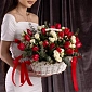 Корзинка из тюльпанов и кустовых роз "Возлюбленной" - фото 2