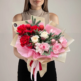 Зимний букет из роз и нобилиса "Аннабель"