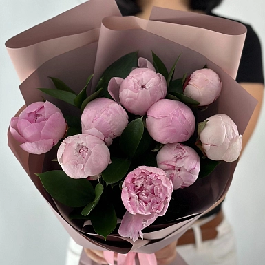 Букет из 9 местных розовых пионов с зеленью - фото 3