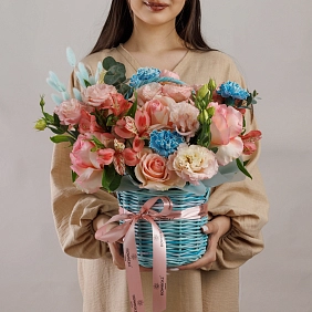Композиция из роз и гвоздик в корзинке "Этюд"
