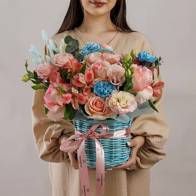 Композиция из роз и гвоздик в корзинке "Этюд" - фото 1