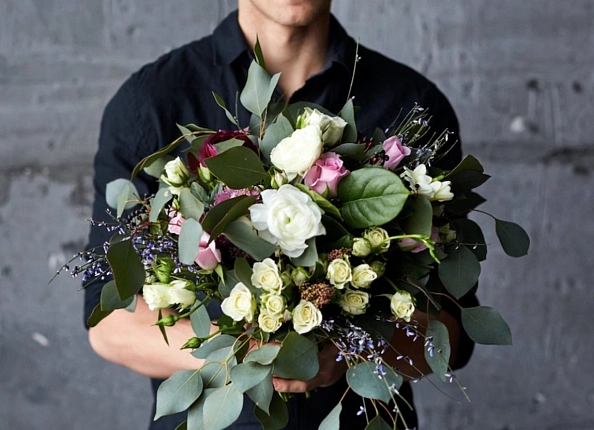 Можно ли мужчинам дарить цветы?