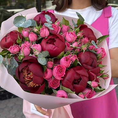 Букет из местных пионов и кустовых роз "Мармелад" - фото 3