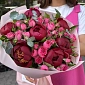 Букет из местных пионов и кустовых роз "Мармелад" - фото 3