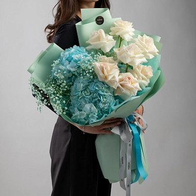 Букет из гортензий и пионовидных роз "Морская волна" фото