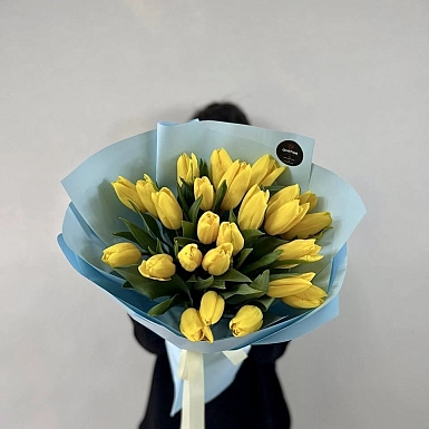 Букет из 25 желтых тюльпанов в оформлении - фото 2