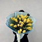 Букет из 25 желтых тюльпанов в оформлении - фото 2