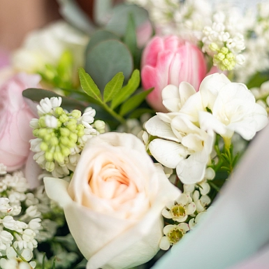 Букет из сирени и тюльпанов "Алиса" - фото 5