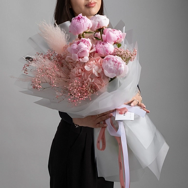 Букет с гортензией и пионами "Bella" - фото 2