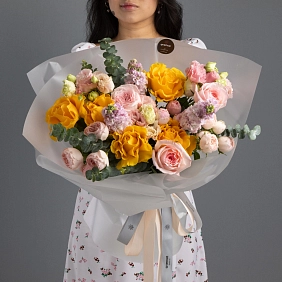 Букет из роз и маттиолы "Яркая пора"