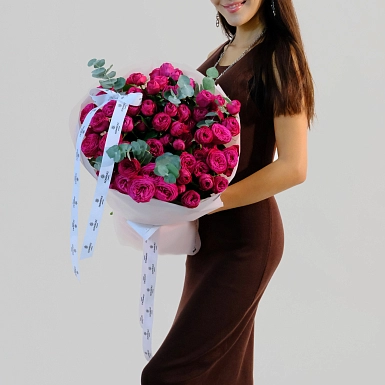 Букет из 15 малиновых кустовых пионовидных роз - фото 1