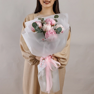 Букет из 5 розовых пионов с зеленью - фото 3