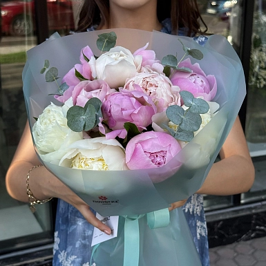 Букет из 9 микс пионов от Скакодуб А.А. с зеленью - фото 3