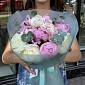 Букет из 9 микс пионов от Скакодуб А.А. с зеленью - фото 3