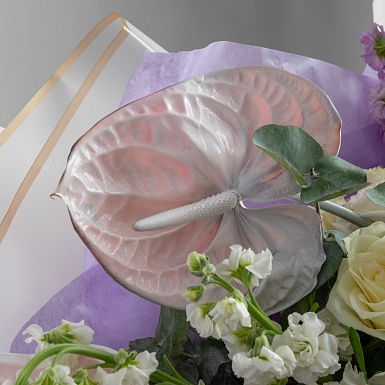 Букет с антуриумом и пионами "Фиолетовая жемчужина" - фото 4