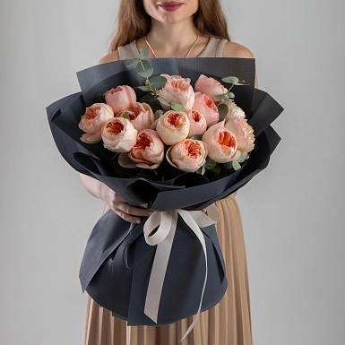 Букет из 15 пионовидных роз David Austin "Juliet" с оформлением - фото 2