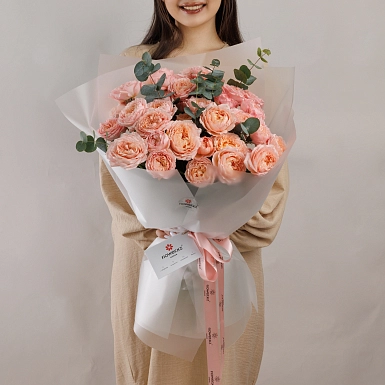 Букет из 11 кустовых пионовидных роз Julietta с зеленью - фото 1