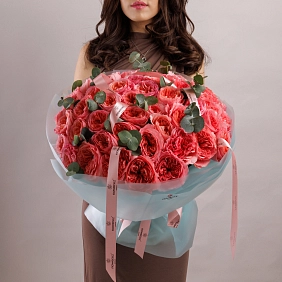 Букет из 51 пионовидных роз Pink Expression с зеленью