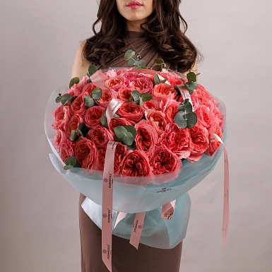 Букет из 51 пионовидных роз Pink Expression с зеленью - фото 1