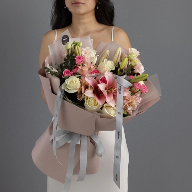 Букет с лилией и розами "Очарование" - фото 3