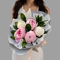 Букет из 5 белых и розовых пионов с зеленью - фото 3