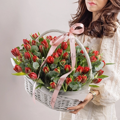 Корзинка из 51 красных пионовидных тюльпанов - фото 2