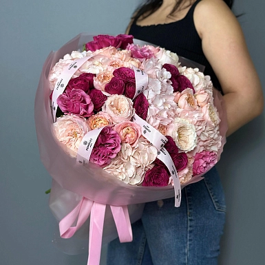 Букет из гортензий и пионовидных роз "Love is" - фото 2