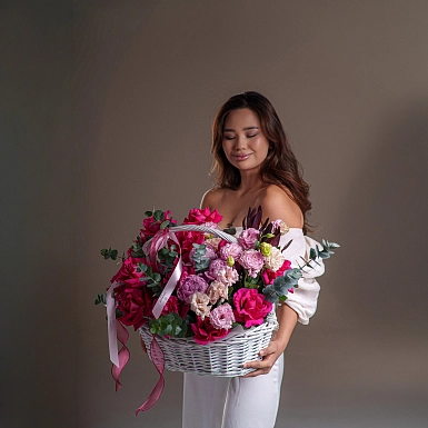 Корзина с пионами и розами "Шепот чувств" - фото 4