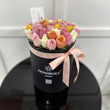 35 микс роз в черной коробке-тубус - фото 3